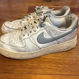 Nike Air Force 1 - used condition. Could use proper cleaning
Silver swoosh!!